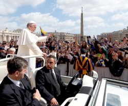 El Papa Francisco sale en papamóvil abierto en este miércoles primaveral