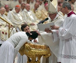 Durante la Vigilia Pascual el Papa también bautiza a varios adultos