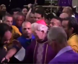 El cardenal Urosa abandona el altar escoltado por jóvenes católicos