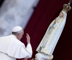 Francisco con una imagen de la Virgen de Fátima - en Portugal él canonizará a los niños videntes