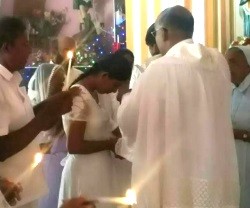 Dilani, de 25 años, optó en Sri Lanka por la fe cristiana al prepararse por el matrimonio
