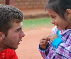 Javier con una niña de la misión boliviana
