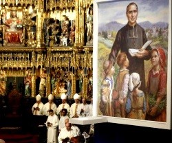La imagen oficial muestra al santo sacerdote con niños del campo asturiano