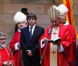 El arzobispo Omella presidió la Eucaristía y junto a él estaba el presidente catalán, Carles Puigdemont