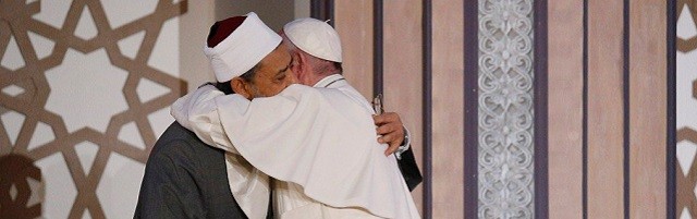 El Papa, en Al Azhar: «Sólo la paz es santa, ninguna violencia se puede perpetrar en nombre de Dios»