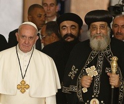 Francisco recuerda con el Papa copto a los cristianos mártires: «Su sangre inocente nos une»