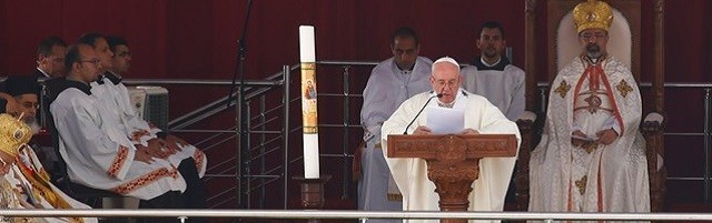 Multitudinaria misa del Papa en Egipto: «No tengáis miedo a amar a todos, a amigos y enemigos»
