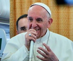 El Papa habló en el avión de temas de importante actualidad