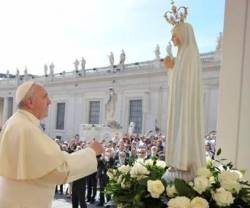 Francisco con una imagen de la Virgen de Fátima en Roma... acude a Portugal el 12 y 13 de mayo