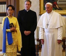 El Papa recibió a Aung San Suu Kyi, premio Nobel de la Paz en 1991, y ministra del nuevo gobierno