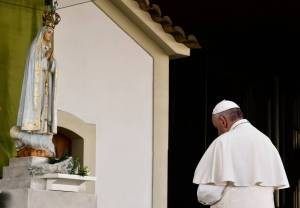 El papa Francisco rezando ante la Virgen de Fátima