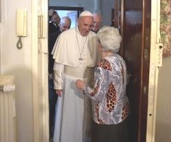 El Papa Francisco sorprende con sus visitas puerta a puerta a los vecinos del barrio de Ostia
