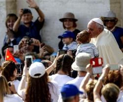 El Papa Francisco saluda a los peregrinos en las audiencias de cada miércoles