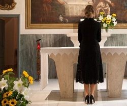Melania Trump reza en la capilla del Hospital Bambino Gesú de Roma