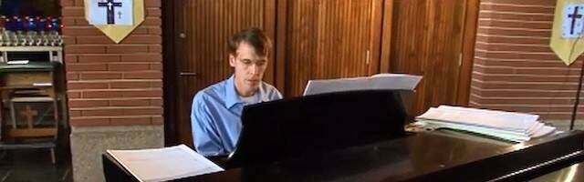 Stephen Edwards, al piano, un instrumento que le enseñó a tocar su madre desde muy niño.