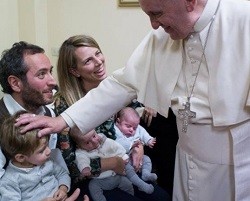 El Papa está convencido de que las familias salvarán Europa