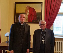 Don Demetrio, a la derecha, acompañado del rector de la Pontificia Universidad Juan Pablo II de Cracovia, Wojciech Zyzak.