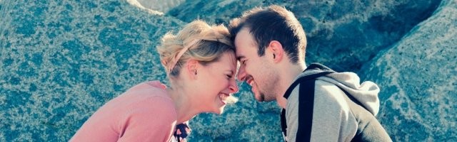 La risa une a los novios, pero después el humor y la ironía pueden fortalecerles como matrimonio