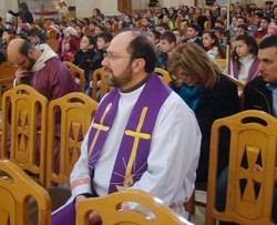 El padre Ibrahim, párroco de la catedral latina, está esperanzado con la vuelta de las familias cristianas