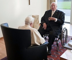 El encuentro de Helmut Kohl con Benedicto XVI durante la visita del Papa a Alemania en 2011.