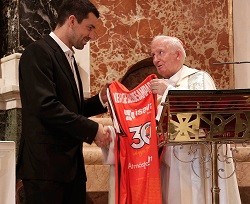 El capitán del Valencia, Rafa Martínez, da al cardenal Cañizares una camiseta para la Virgen de los Desamparados