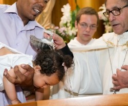 El obispo de Getafe, López de Andújar, cada año bautiza niños salvados del aborto por rescatadores y apoyados por la asociación Más Futuro
