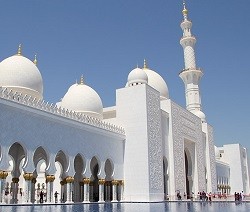La mezquita es de enorme tamaño y se ha dedicado a la Virgen María