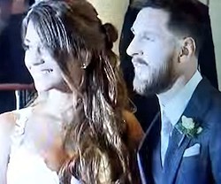 Leo Messi y Antonella Roccuzzo posaron para los medios tras la ceremonia civil.