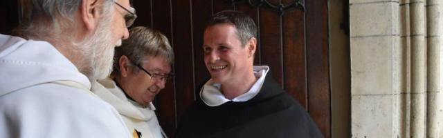 Phil Mulryne sonríe con su hábito de religioso dominico... desde este sábado ya es sacerdote
