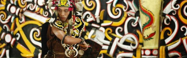 Un dayako de Kalimantán -nombre indonesio de Borneo- con traje tradicional en un festival