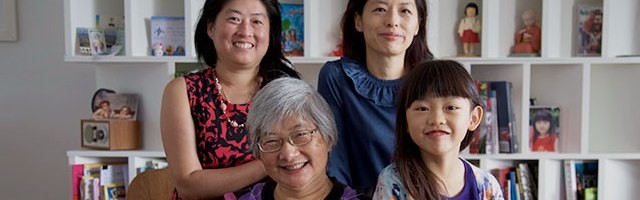 Patricia Leung es la madre de Rachel -de pie a la izquierda- y Joanna- de pie a la derecha- y abuela de la joven Alexandra