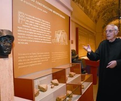 Pius Tragan con algunos objetos del Museo Bíblico actual de Montserrat