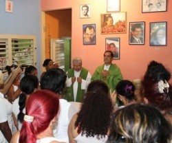 Dos sacerdotes oficiaron misa con las Damas de Blanco y oraron por los presos políticos