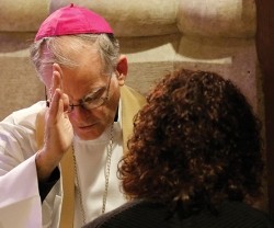 Un obispo confesando... en España usan ConfesorGO el de San Sebastián y el de Córdoba