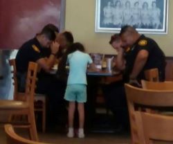 La niña Paige Vasquez que reza con los policías de San Antonio, Texas