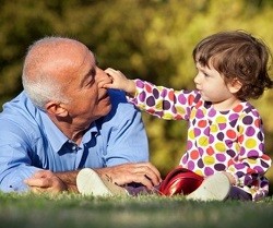 Los abuelos tienen un papel fundamental en la sociedad actual
