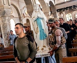 Quince tallas de la Virgen de Lourdes como esta han sido colocadas en distintos pueblos de la llanura de Nínive