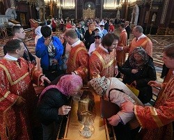 Cientos de miles de personas han querido venerar las reliquias, que han estado expuestas en Moscú y San Petersburgo
