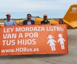HazteOir presenta su campaña con avioneta contra la ley mordaza LGTBI