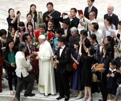 El Papa Francisco con unos peregrinos orientales en esta audiencia de agosto