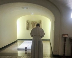 El Papa acude a las galerías de la basílica de San Pedro para rezar ante la tumba de Pablo VI