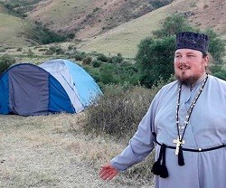 El padre Vladimir Vorontsov va de acampada con familias y rezan... y las autoridades kazajas le quieren castigar por ello