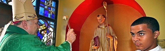 El arzobispo de Miami, Thomas Wenski, bendice una imagen del santo en la parroquia de San Bernardo. Foto: Marlene Quaroni, Florida Catholic.