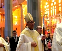 El cardenal Omella en un acto litúrgico en la impresionante Sagrada Familia de Barcelona