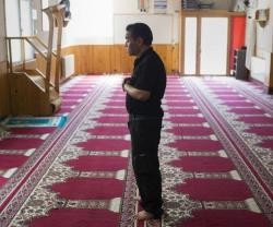 Un hombre de pie en el oratorio que usan actualmente los musulmanes de Ripoll