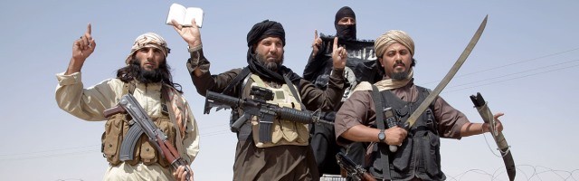 Foto propagandística de yihadistas de Estado Islámico en Siria en 2014 - dicen que los versículos violentos abrogan los pacíficos