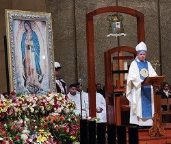 Monseñor Gómez celebra a la Virgen de Guadalupe en la catedral de Los Ángeles, en diciembre del año pasado.