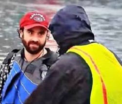 Con su kayak, un sacerdote rescató y llevó asistencia espiritual a los atrapados en Houston