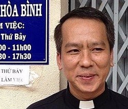Un sacerdote pidió apertura política en Vietnam y poco después un grupo armado asaltó su parroquia
