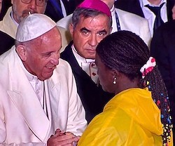 El Papa saludó con afecto a María Cecilia Mosquera, que perdió a sus hijos, incinerados en la masacre de 1998 del ELN en Machuca.